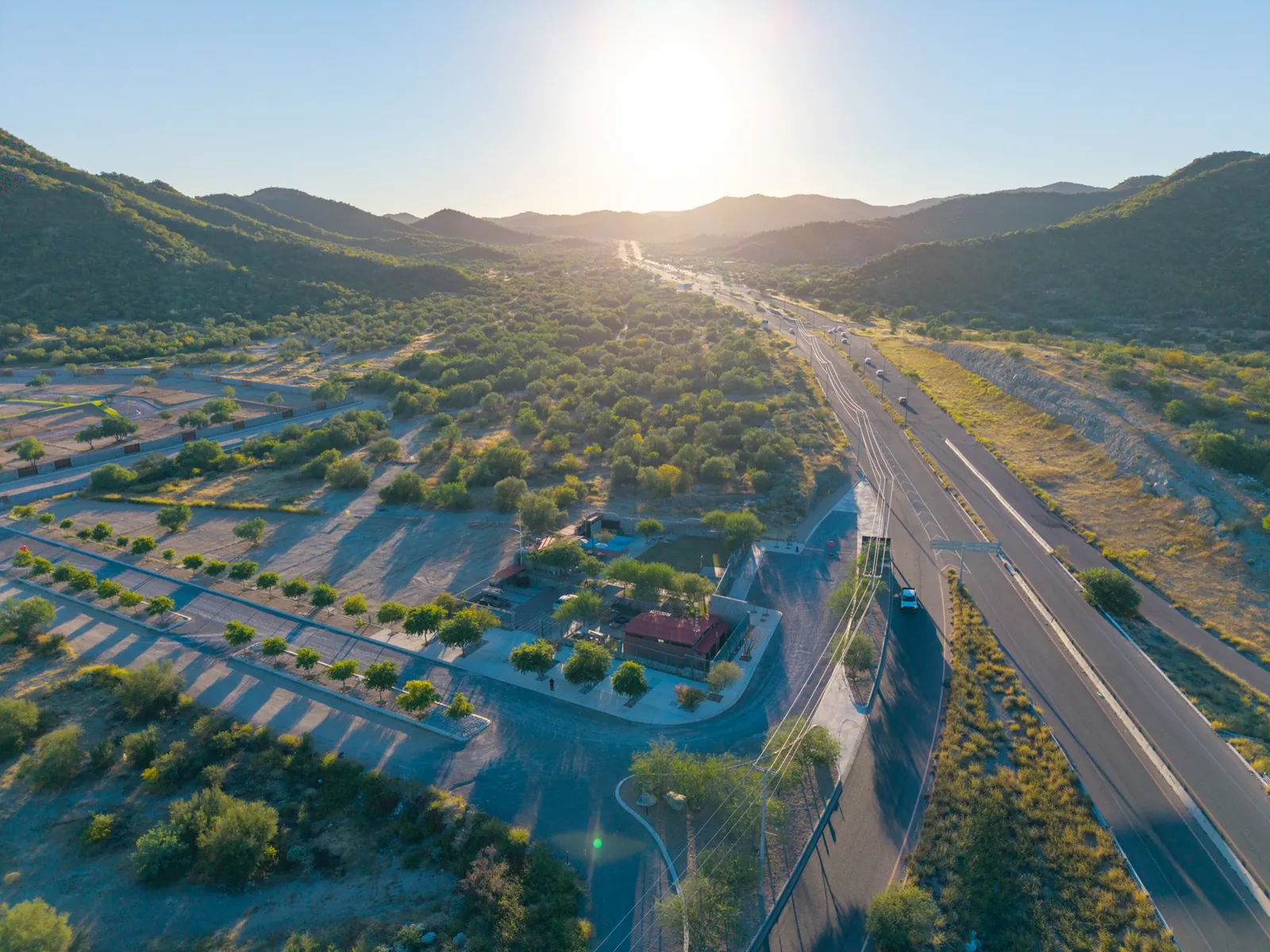 Amanecer sobre la sierra y el acceso a Artesa Residencial