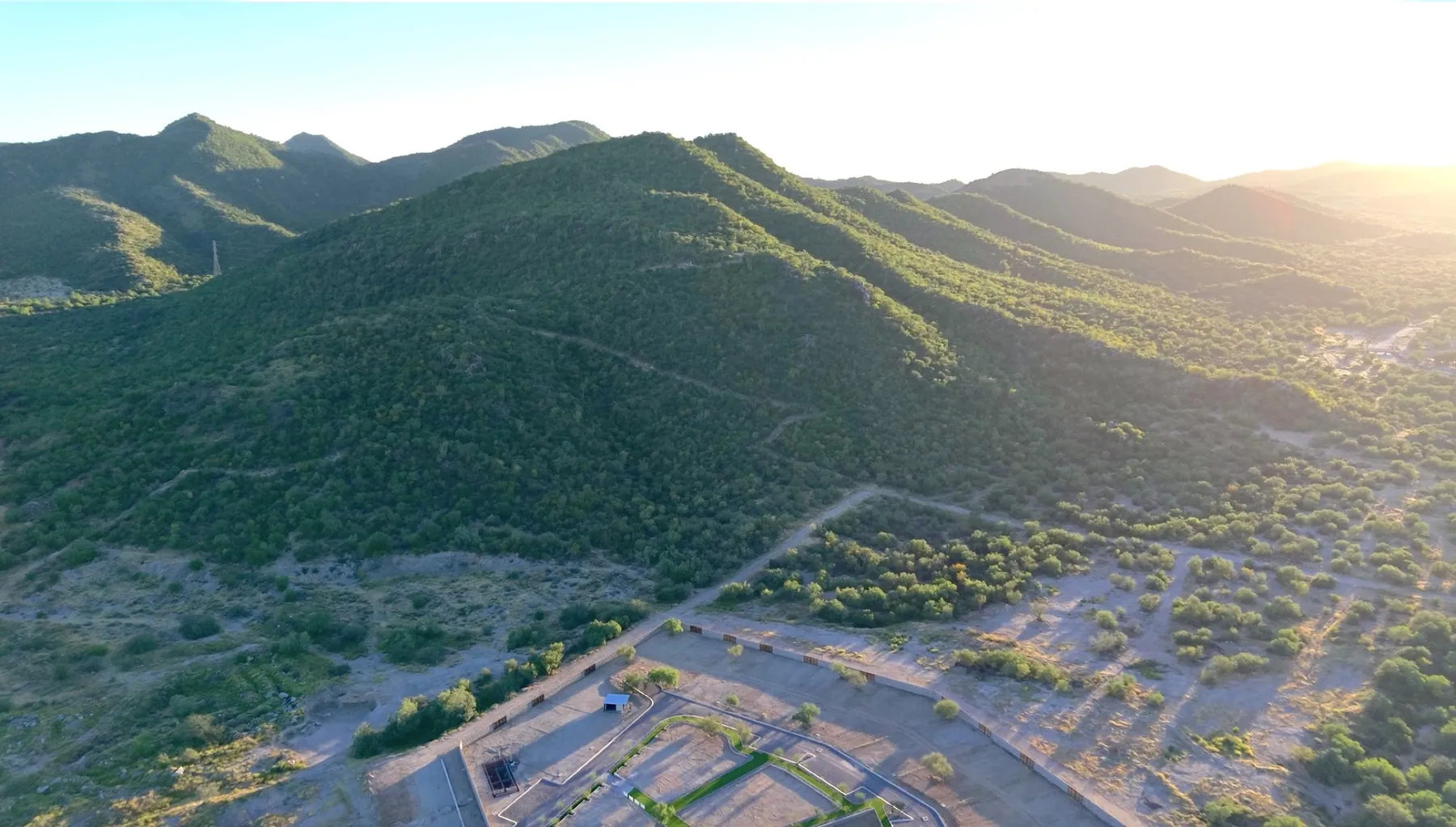 Vista aérea de la sierra al atardecer sobre Artesa Residencial