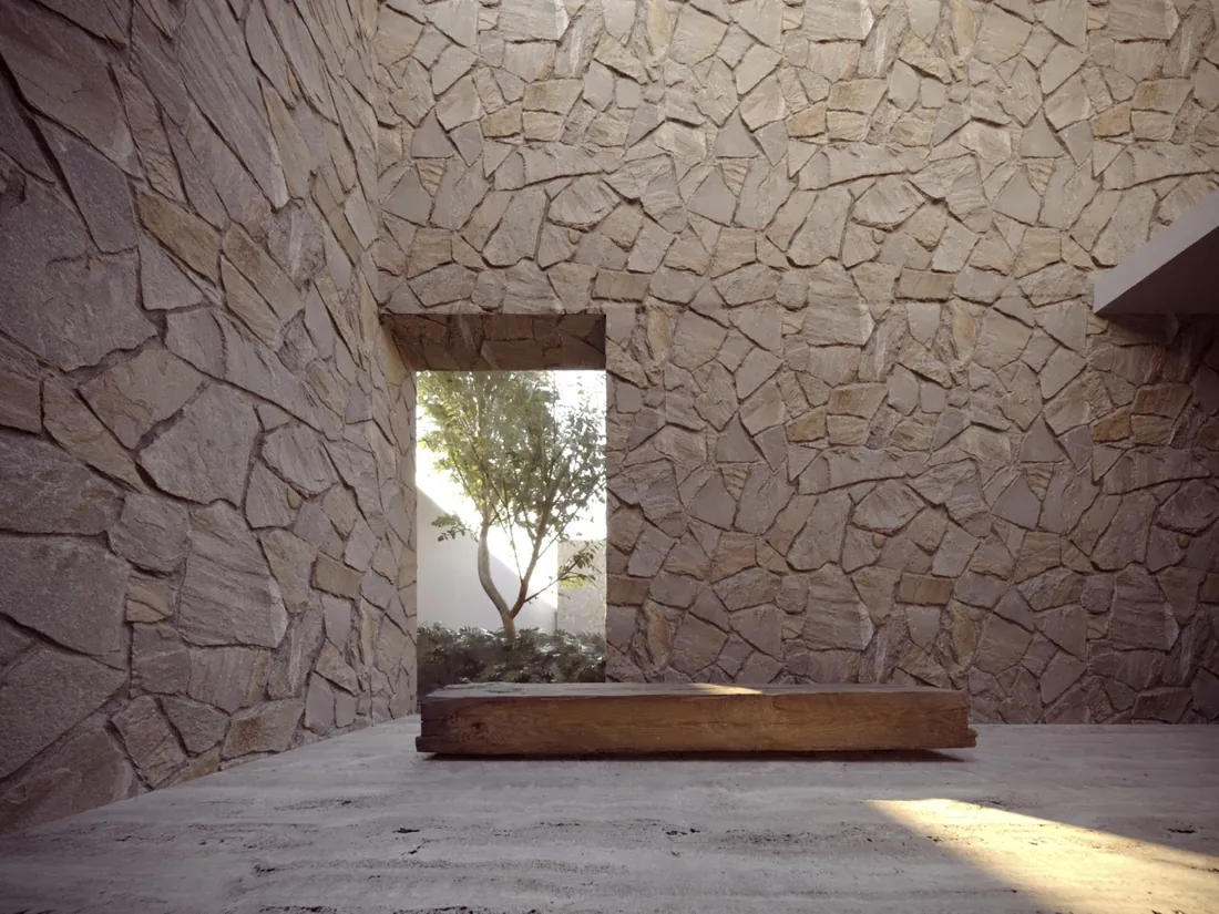 Patio de piedra con banca de madera
